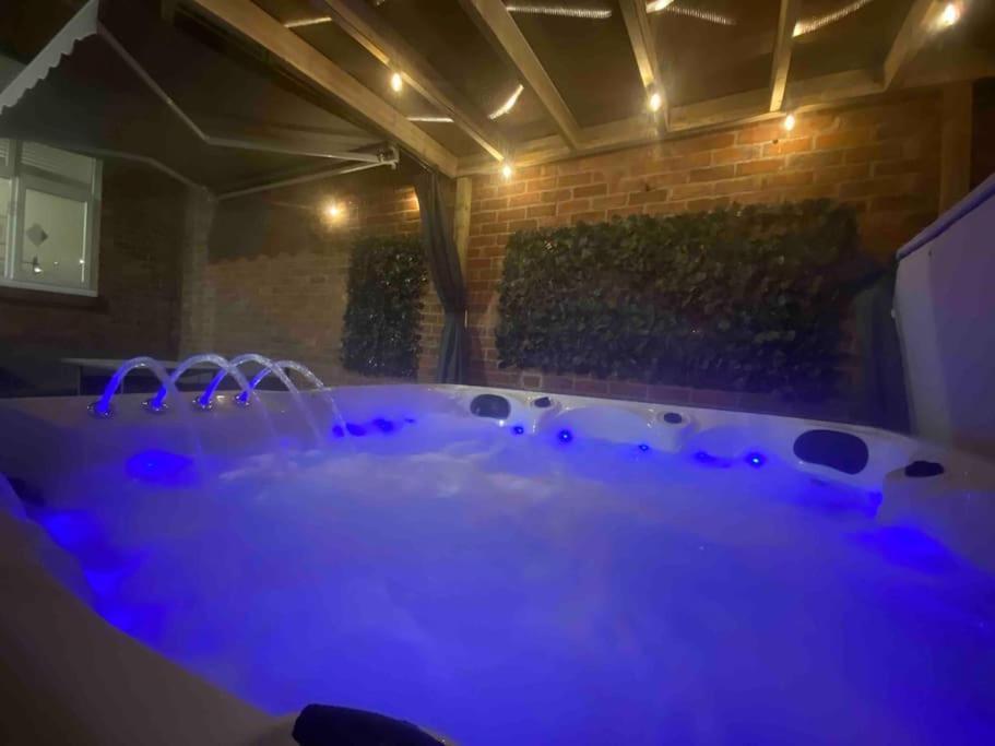 Hot Tub, Free Parking, Near Shops & Restaurants, Location 1M To City Jesmond Dış mekan fotoğraf